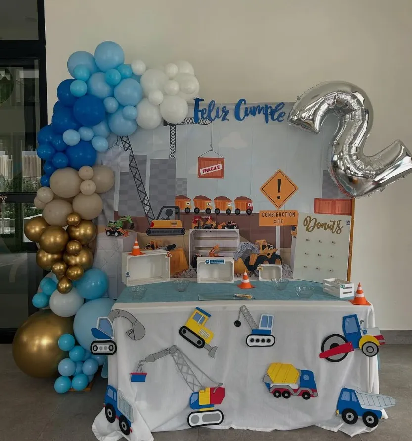 Mesa dulce de cumpleaños infantil con globos y chuches