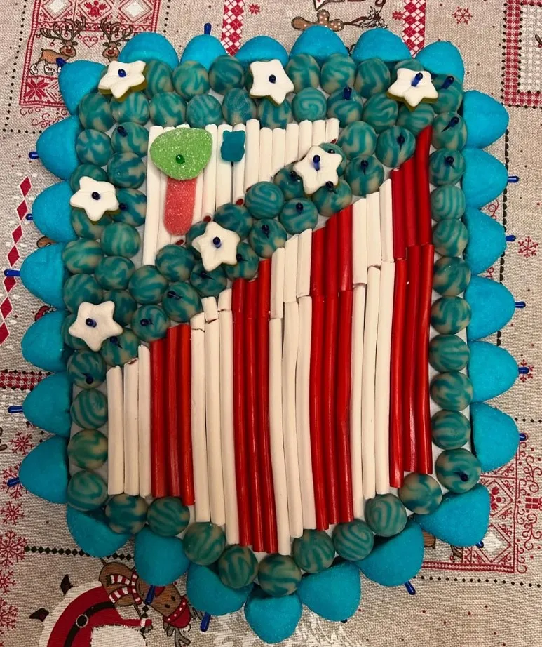 Escudo de fútbol hecho con chuches y gominolas, figura de chuches personalizada