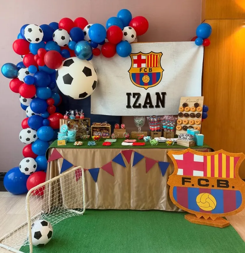 Mesa dulce (candy bar) temática del F.C. Barcelona con arco de globos y donut wall