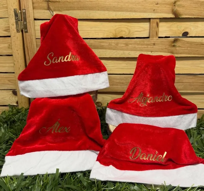 Gorros de Papá Noel personalizados con nombre bordado en dorado